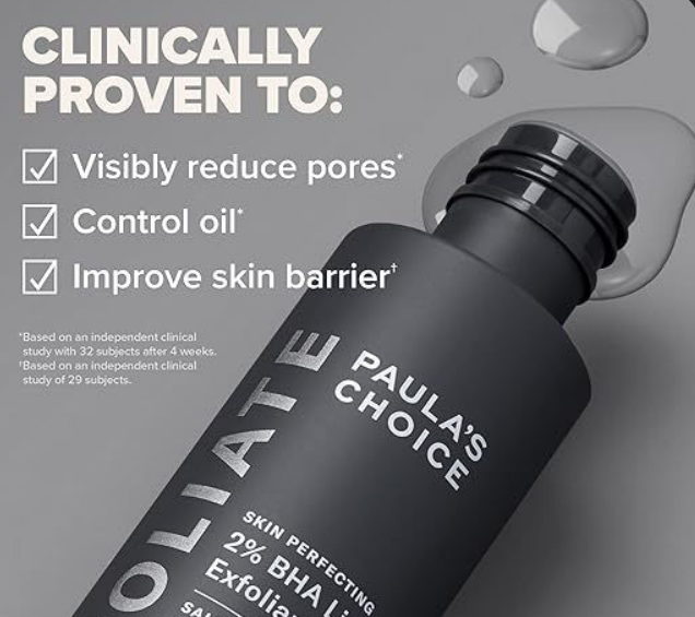 Werbebild des Paula’s Choice 2% BHA Liquid Exfoliants: Eine geneigte schwarze Flasche auf grauem Hintergrund mit Text zu klinisch bestätigten Ergebnissen, darunter sichtbar verfeinerte Poren, Öl-Kontrolle und eine verbesserte Hautbarriere.